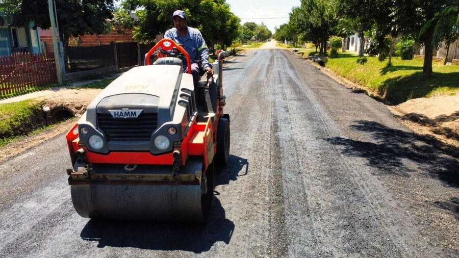 Trabajos de pavimentación en calle Illia en Romang con maquinaria municipal
