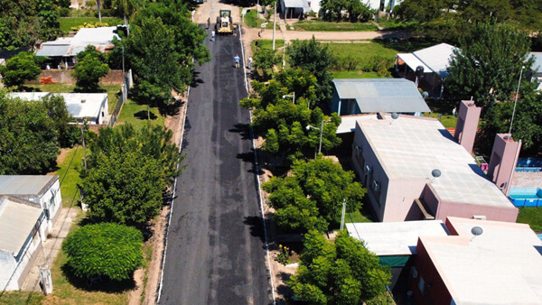 Nueva cuadra pavimentada sobre Dr. Illia en el marco de obras urbanas en Romang