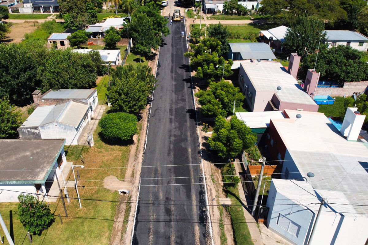 Nueva cuadra pavimentada sobre Dr. Illia en el marco de obras urbanas en Romang