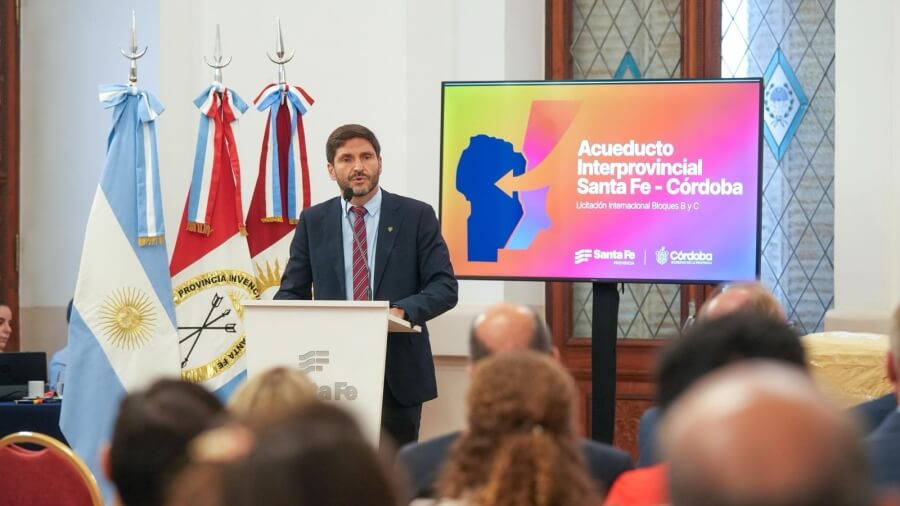 Maximiliano Pullaro hablando durante el acto de licitación del Acueducto Biprovincial Santa Fe Córdoba