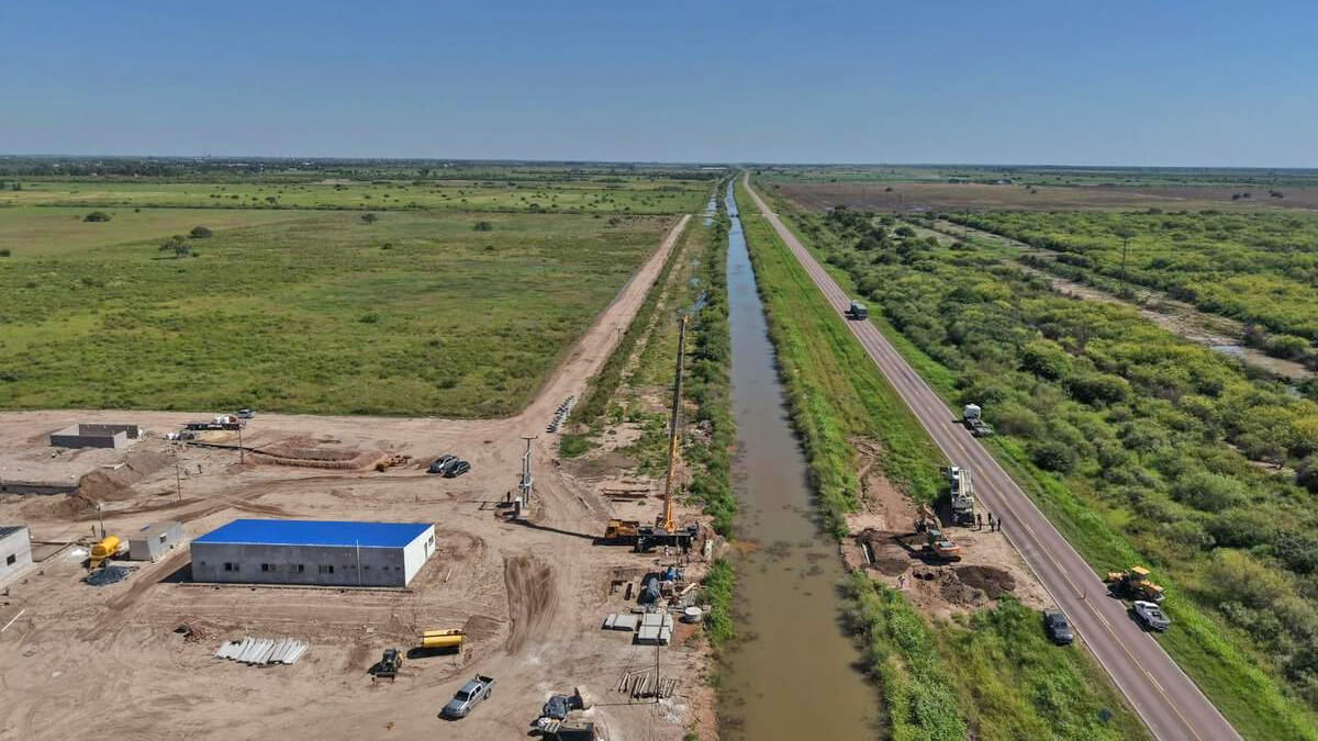 Obras de construcción del acueducto Tostado Villa Minetti en el departamento 9 de Julio