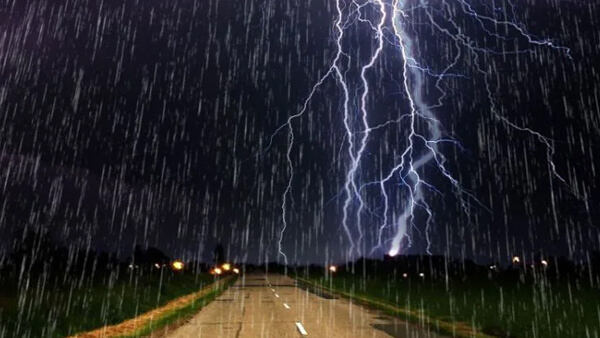 Lluvia intensa y tormentas eléctricas sobre el norte de Santa Fe con nubes oscuras y ráfagas de viento