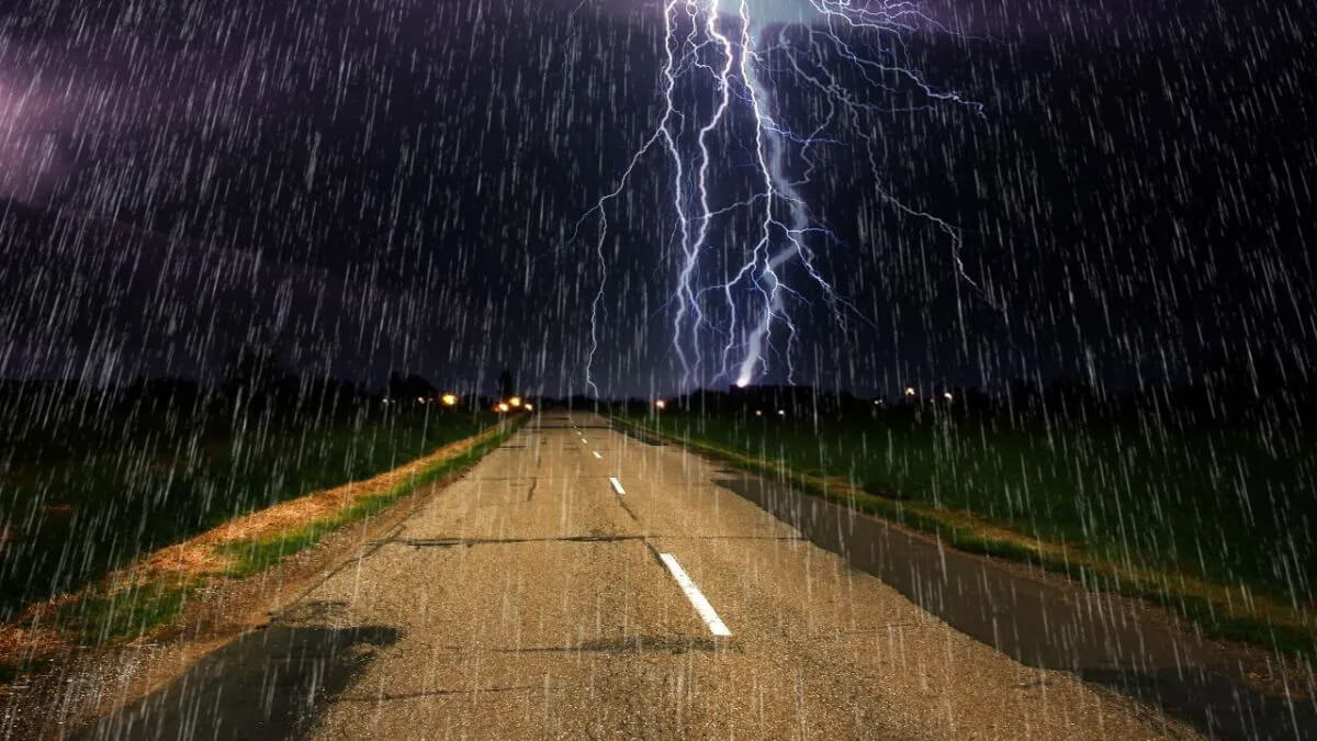 Lluvia intensa y tormentas eléctricas sobre el norte de Santa Fe con nubes oscuras y ráfagas de viento