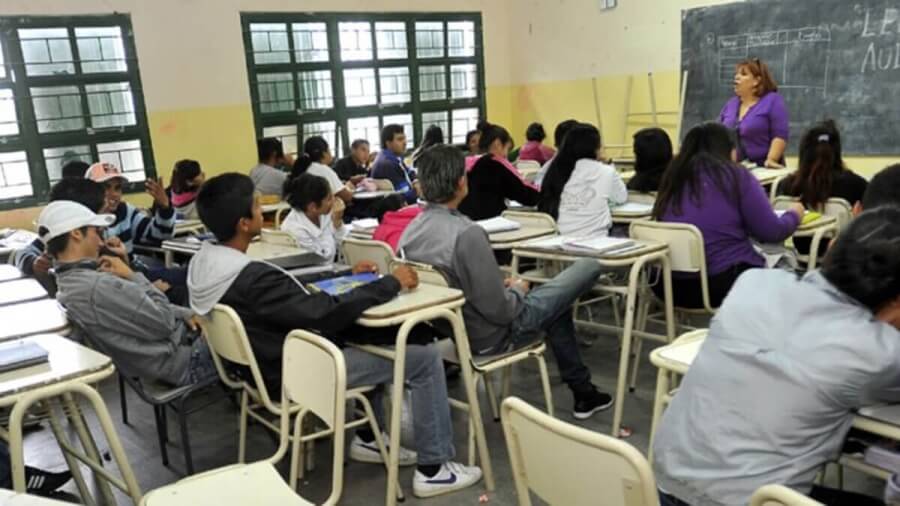Maestra dando clases en un aula de Santa Fe en el marco del programa Asistencia Perfecta y el premio especial a docentes por asistencia en 2025