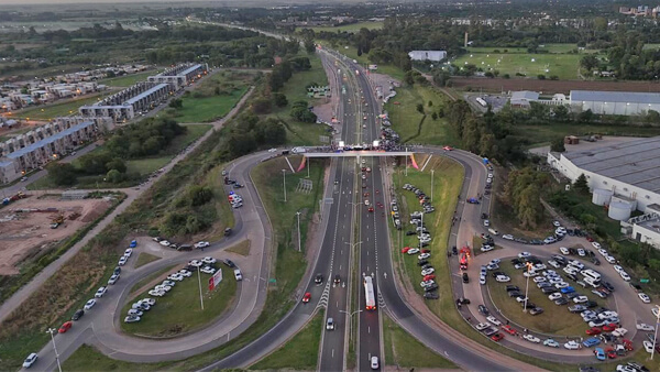 vista aérea del nuevo tercer carril de la autopista rosario santa fe con tres carriles y ampliación de calzada