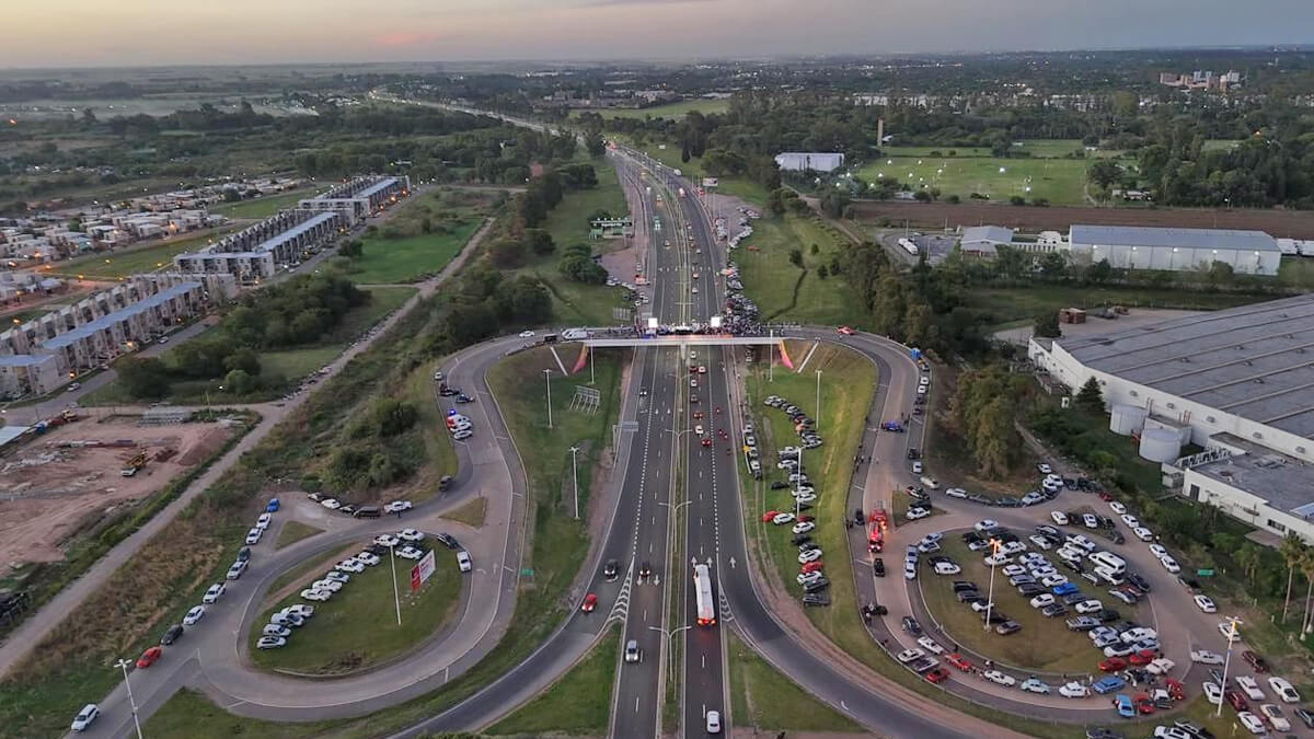 vista aérea del nuevo tercer carril de la autopista rosario santa fe con tres carriles y ampliación de calzada