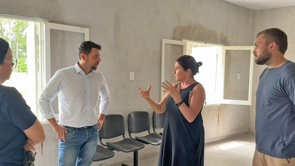 Gonzalo Braidot junto a autoridades locales recorriendo la ampliación de la Posta Sanitaria en el paraje El Timbó, Avellaneda