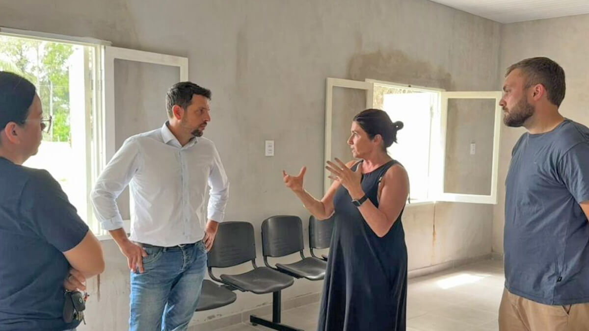 Gonzalo Braidot junto a autoridades locales recorriendo la ampliación de la Posta Sanitaria en el paraje El Timbó, Avellaneda