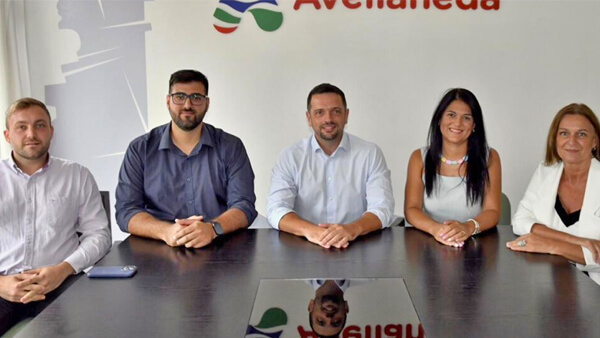 Intendente Gonzalo Braidot junto a los nuevos integrantes del gabinete municipal de Avellaneda tras la reestructuración