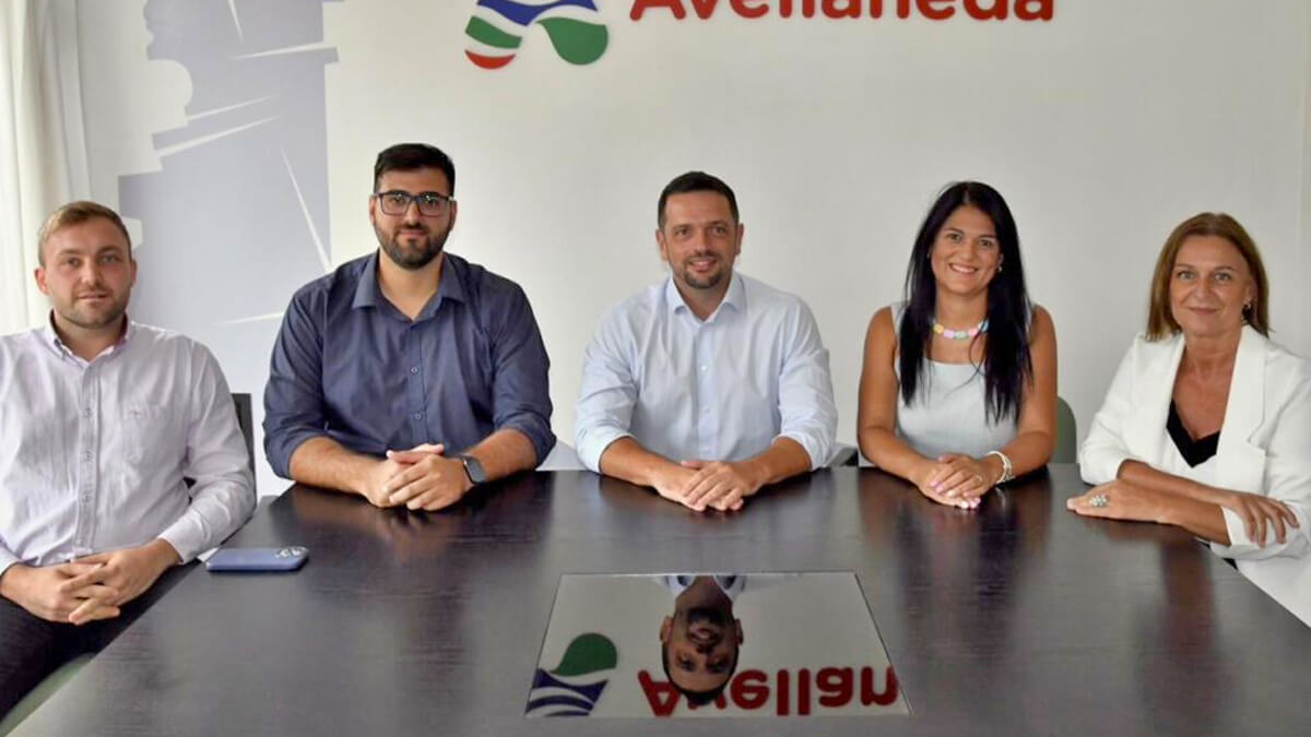 Intendente Gonzalo Braidot junto a los nuevos integrantes del gabinete municipal de Avellaneda tras la reestructuración