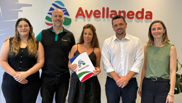 Intendente Gonzalo Braidot junto a representantes de AGENPiA y del Instituto San Jerónimo durante la firma del convenio de robótica educativa en Avellaneda