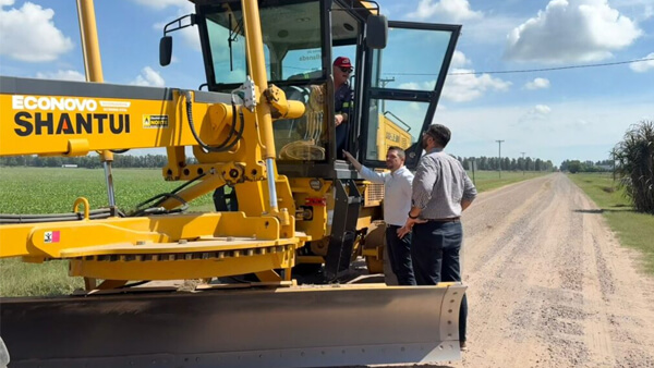 Gonzalo Braidot recorriendo obras de mejora de calzada natural en el acceso norte al Parque Industrial de Avellaneda Santa Fe