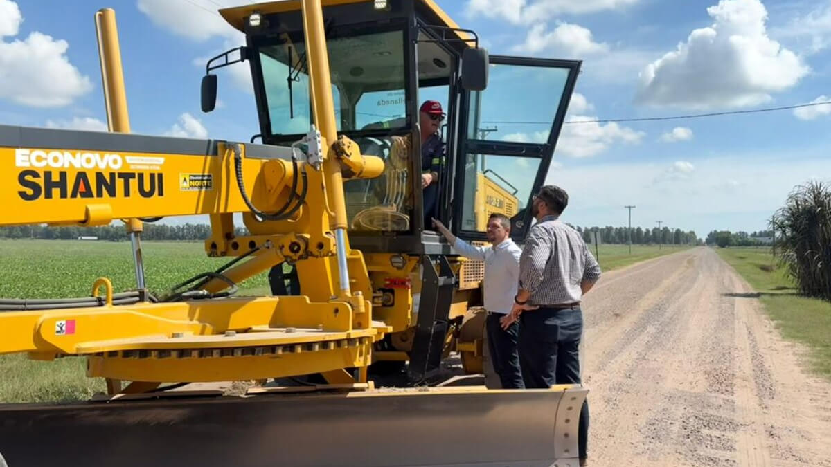 Gonzalo Braidot recorriendo obras de mejora de calzada natural en el acceso norte al Parque Industrial de Avellaneda Santa Fe