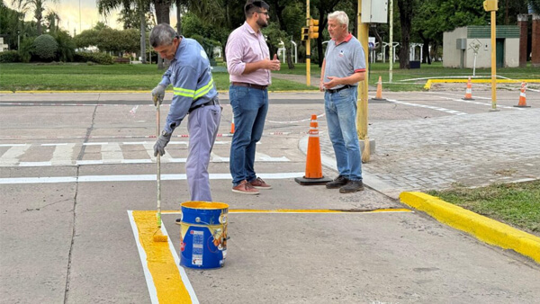 Empleado municipal realizando trabajos de pintura y demarcación vial