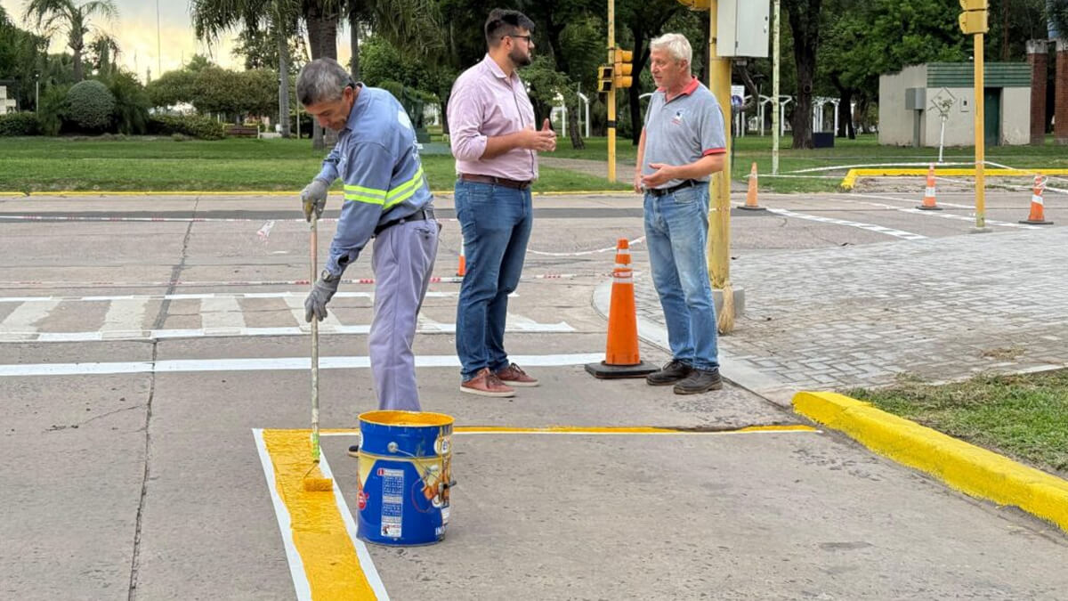 Empleado municipal realizando trabajos de pintura y demarcación vial