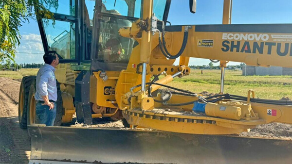 Maquinaria municipal realizando sembrado de piedra en Pasaje Los Robles, barrio Belgrano, Avellaneda