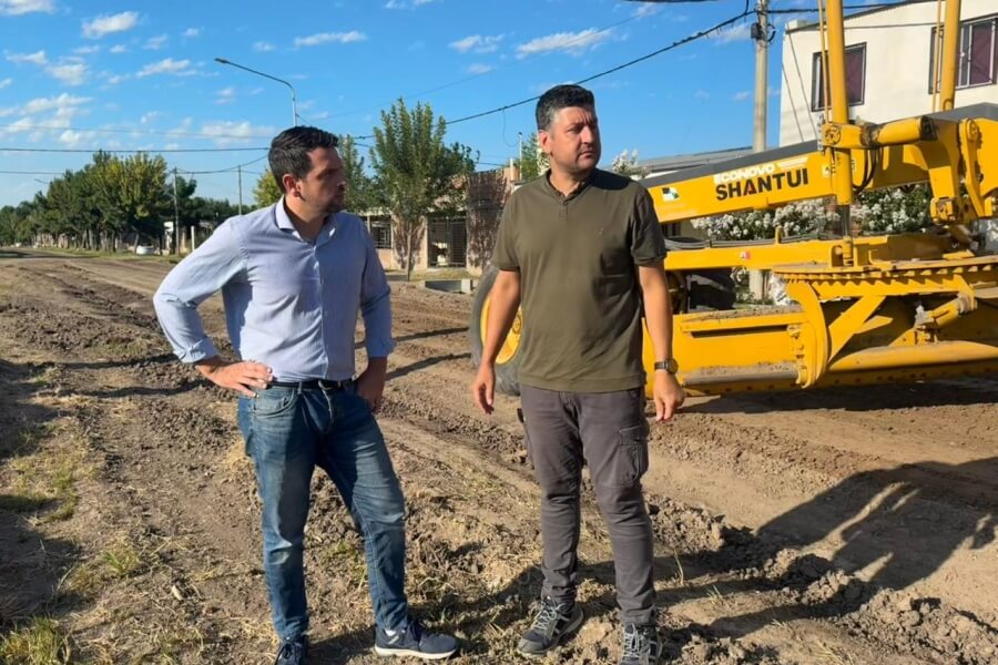Intendente recorriendo obras de mantenimiento vial en barrio Belgrano durante sembrado de piedra