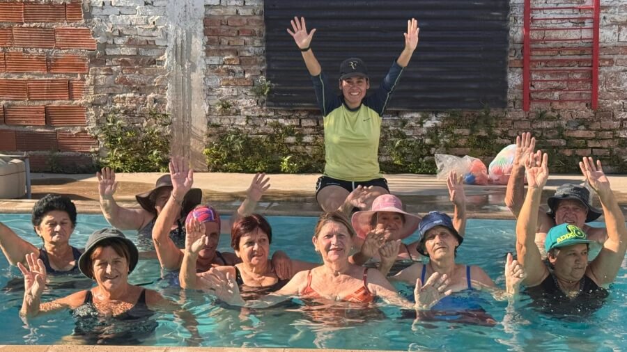 Adultos mayores disfrutando de actividades acuáticas en la pileta del programa Verano Activo en Avellaneda