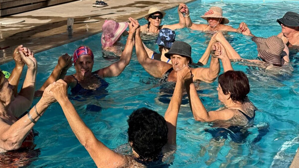 Participantes realizando juegos y ejercicios dentro de la pileta en el marco del programa municipal Verano Activo