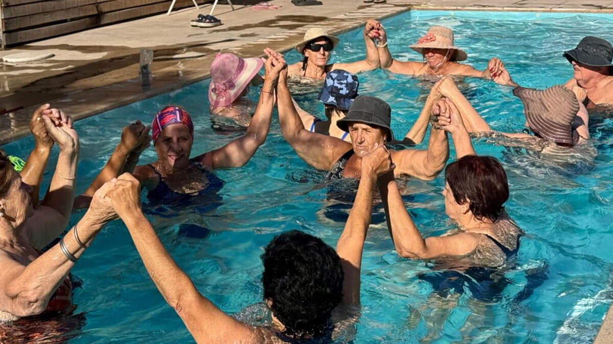 Participantes realizando juegos y ejercicios dentro de la pileta en el marco del programa municipal Verano Activo