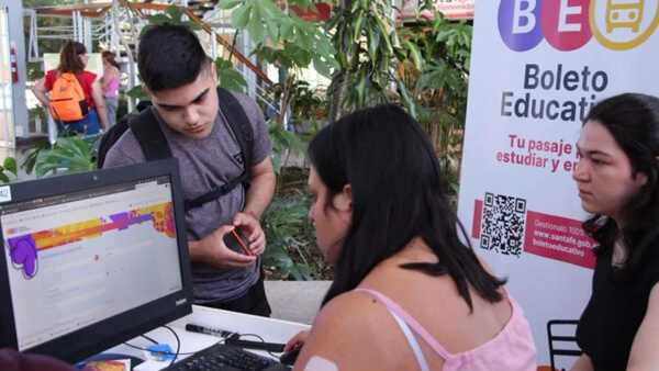 Estudiante gestionando la inscripción al Boleto Educativo 2026 en Santa Fe desde la app Mi Santa Fe