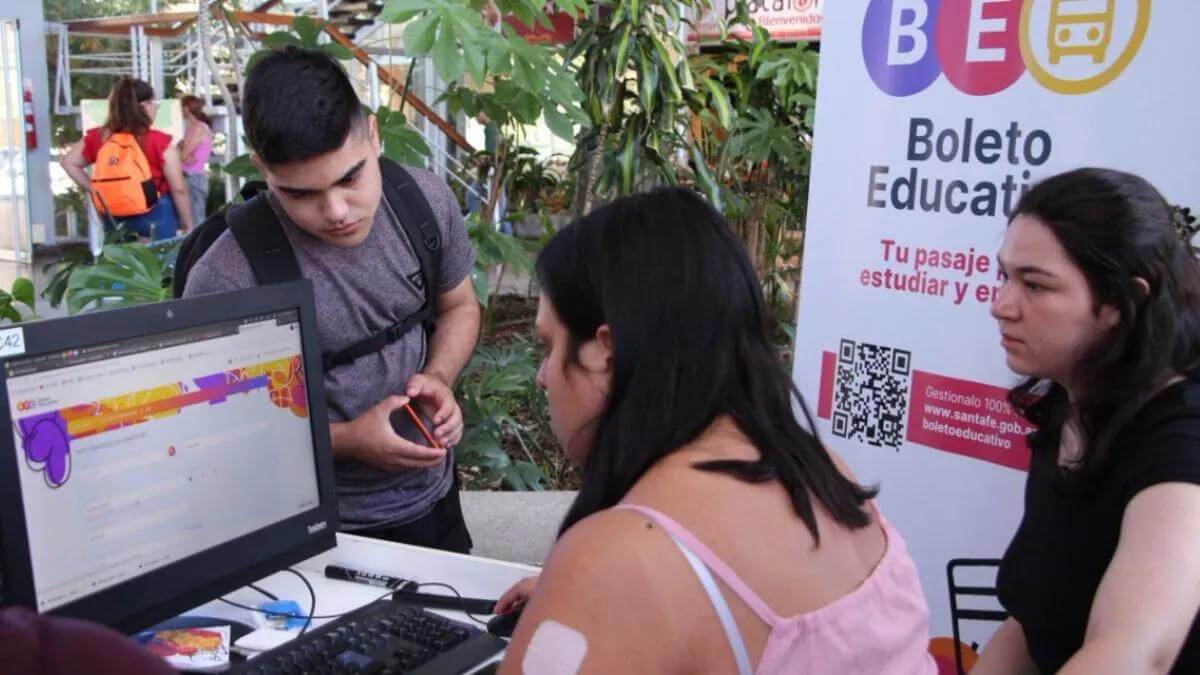 Estudiante gestionando la inscripción al Boleto Educativo 2026 en Santa Fe desde la app Mi Santa Fe