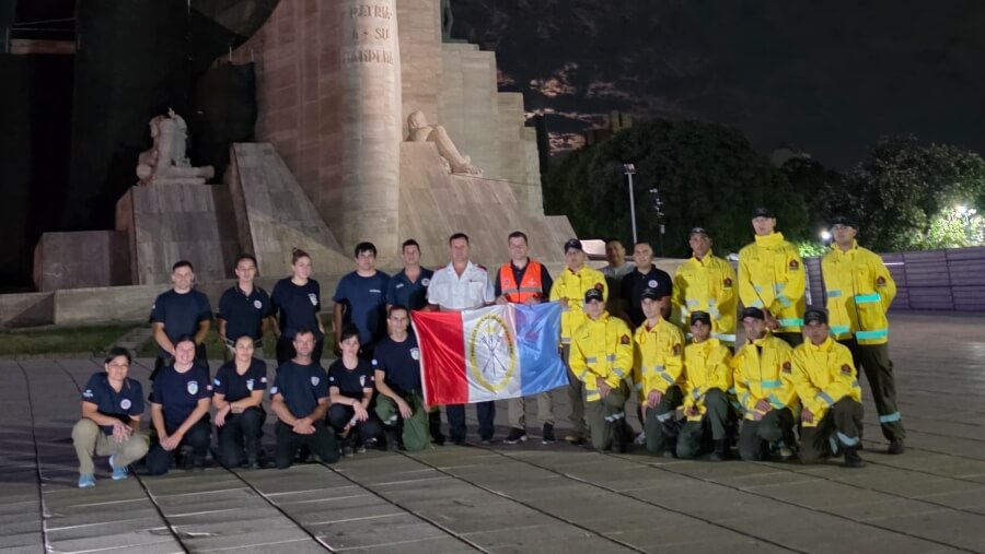 Delegación de brigadistas y bomberos santafesinos en foto grupal antes de partir al sur para combatir los incendios forestales en Chubut