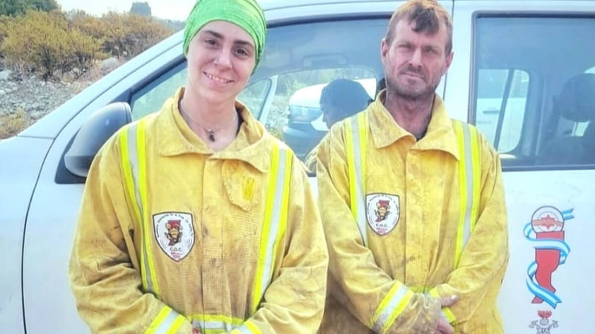 Los bomberos voluntarios de Romang Fernanda Lamy y Nicolás Cravero participan en el combate de incendios forestales en el sur del país, en la provincia de Chubut