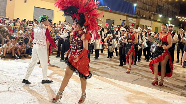 Paso de comparsa en el corsódromo de calle 10 durante Carnaval Las Toscas 2026
