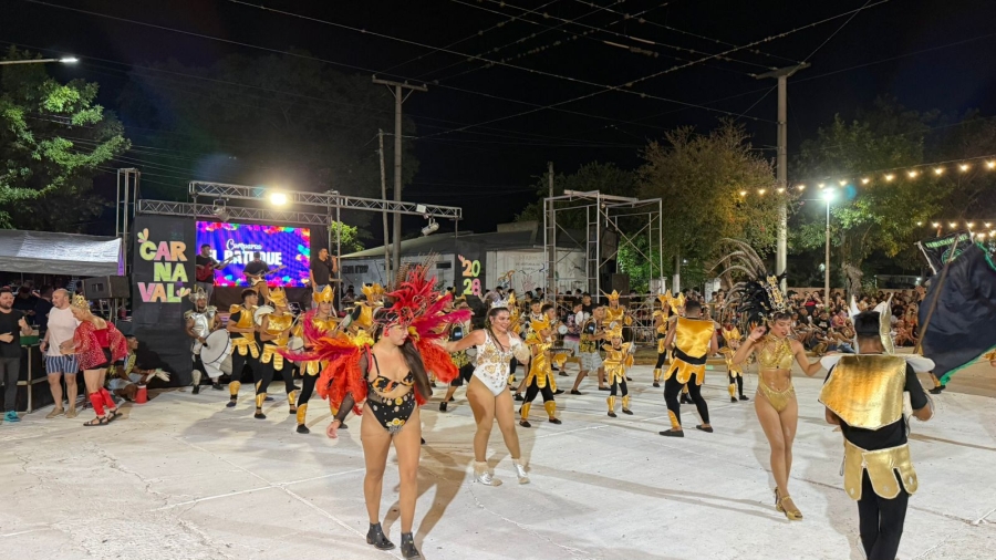 Desfile de comparsa en los Carnavales Las Toscas 2026