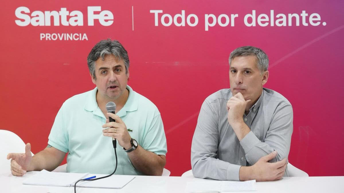 Pablo Cococcioni y Pablo Olivares en conferencia de prensa por conflicto policial en Santa Fe anuncio salarial y normalización del servicio