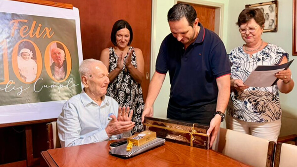 Intendente Cristian Marega entrega reconocimiento a Félix Bertos en Villa Ocampo durante homenaje por sus 100 años