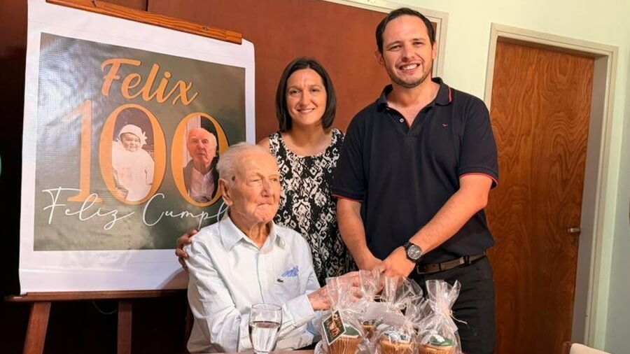 Cristian Marega junto a Félix Bertos durante el reconocimiento como Persona Ilustre en Villa Ocampo