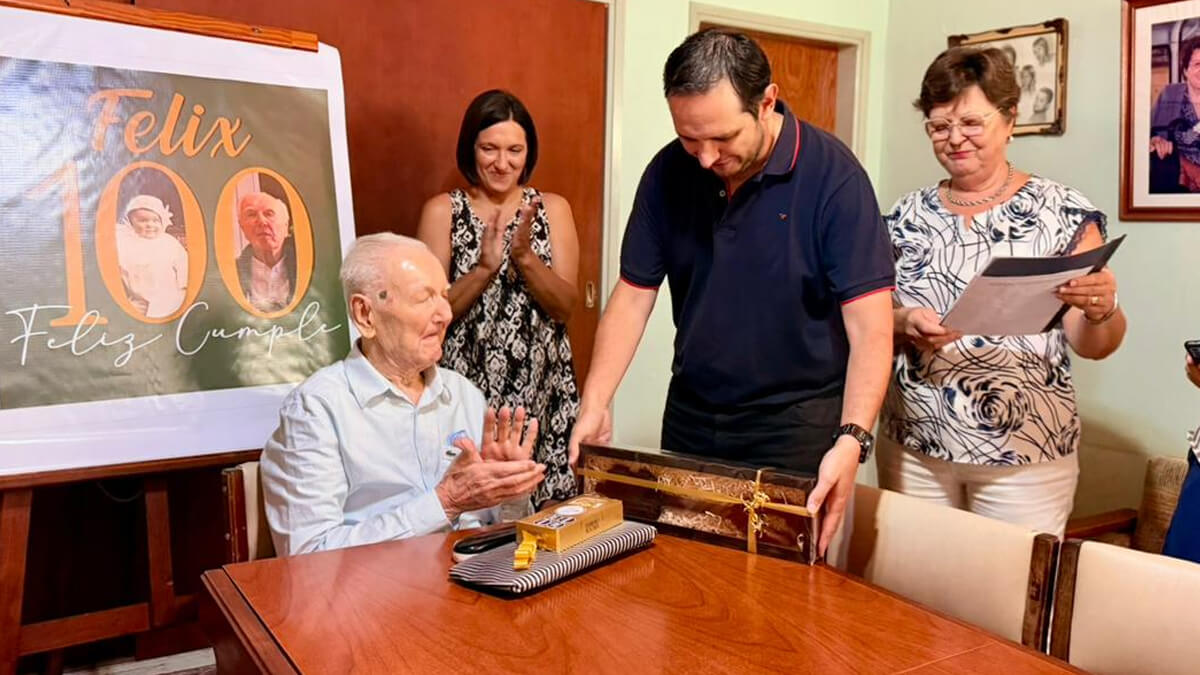 Intendente Cristian Marega entrega reconocimiento a Félix Bertos en Villa Ocampo durante homenaje por sus 100 años