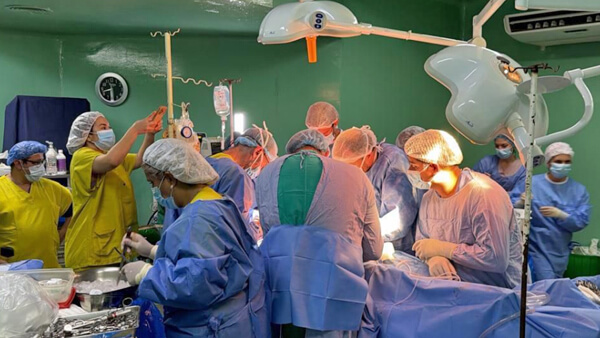 Operación de ablación de órganos en sala quirúrgica del Hospital Cullen de Santa Fe durante un operativo de donación multiorgánica