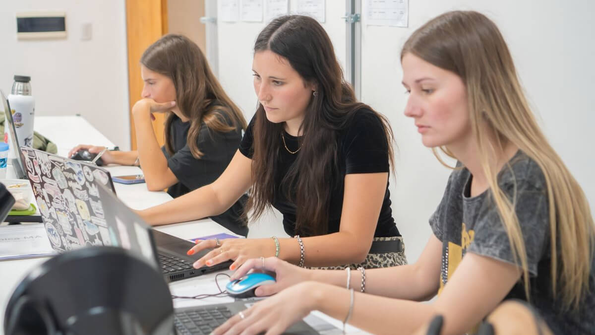 jóvenes cursando carreras terciarias en instituto educativo de Santa Fe formación superior estudiantes aula