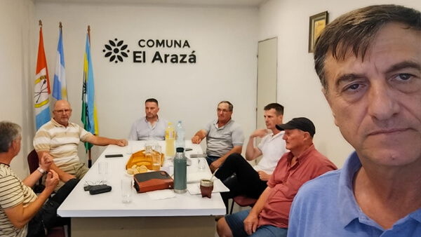 José Luis Casalis junto a ingenieros de Vialidad Provincial y representantes del consorcio local durante una reunión en la comuna de El Arazá por el mejorado de la ruta 87-s