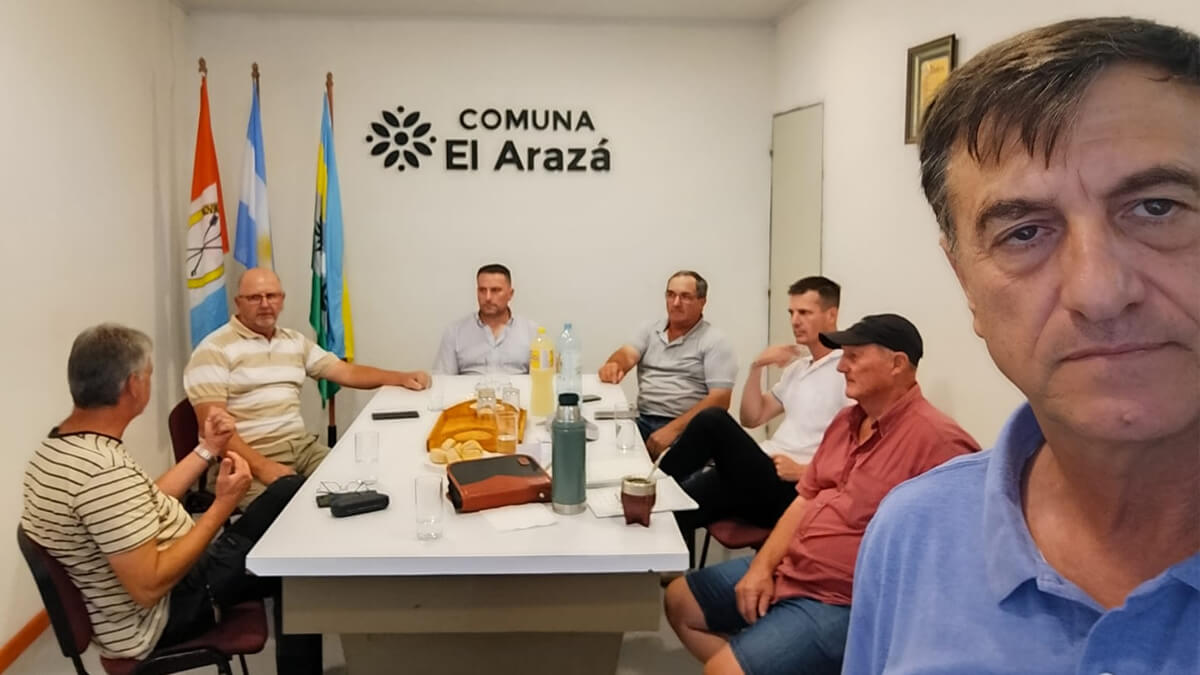 José Luis Casalis junto a ingenieros de Vialidad Provincial y representantes del consorcio local durante una reunión en la comuna de El Arazá por el mejorado de la ruta 87-s