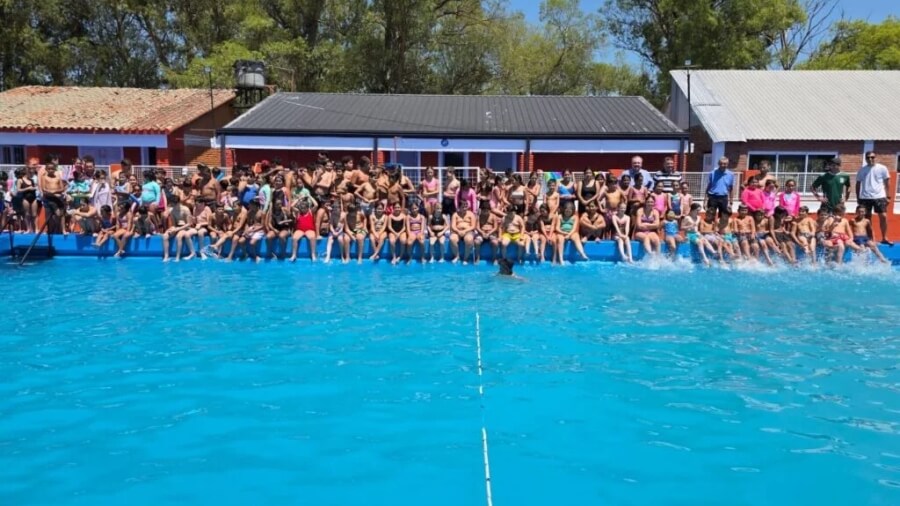 Foto grupal de niños en la pileta durante las Escuelas de Verano en el departamento San Cristóbal.