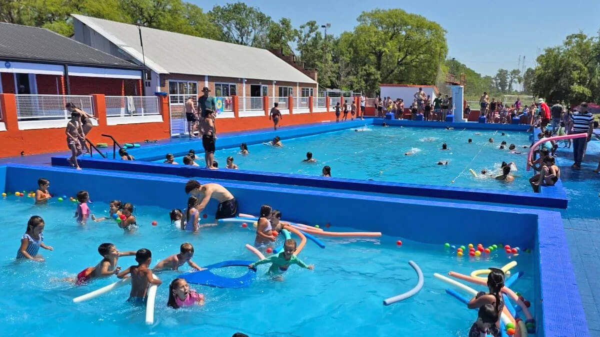 Chicos disfrutando de la pileta en una sede de Escuelas de Verano en San Cristóbal, Santa Fe.