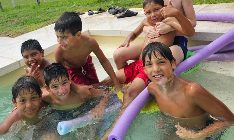 Niños disfrutan de actividades acuáticas en la Escuela de Verano de San Justo durante el programa provincial Santa Fe en Movimiento.
