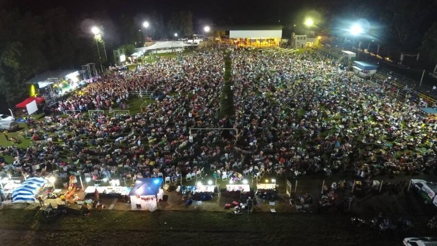 Vista aérea del predio colmado de público en una edición anterior de la Fiesta del Asado a la Estaca en Avellaneda.
