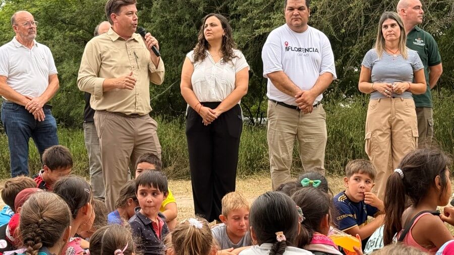Disertante frente a jóvenes participantes durante el encuentro por el cuidado de los humedales en Florencia