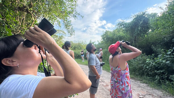 Participantes en la caminata de avistaje de aves realizada en el humedal Jaaukanigás