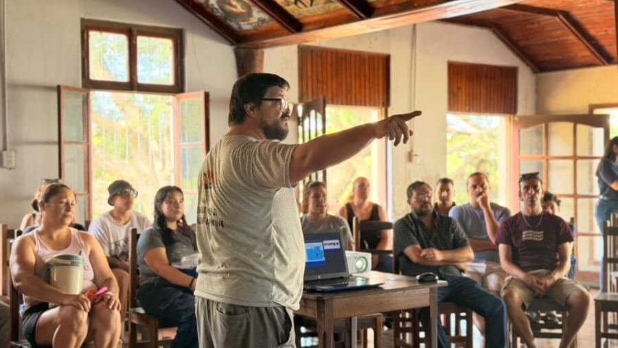 Ornitólogo Pablo Capovilla durante la presentación de la guía digital de aves de Jaaukanigás en el Portal del Humedal