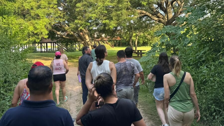 Pablo Capovilla explicando especies de aves durante la salida guiada en el humedal Jaaukanigás