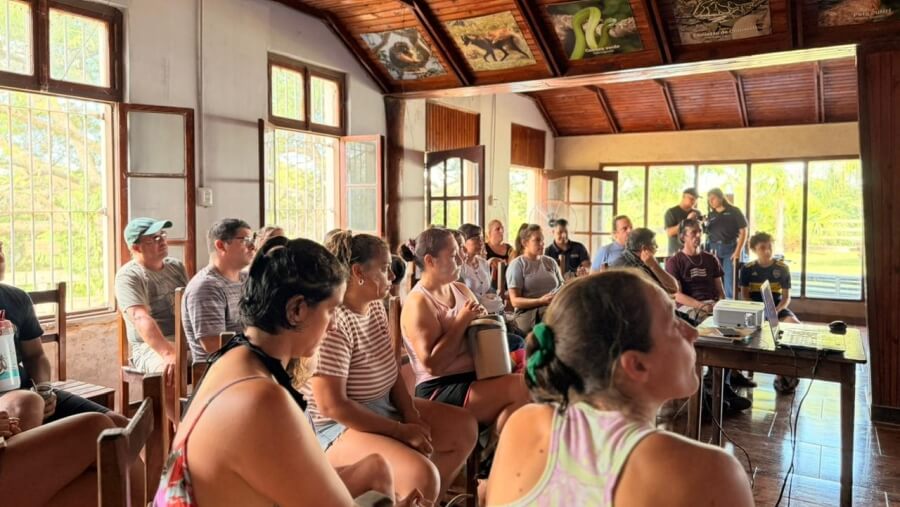 Vecinos y visitantes durante la charla abierta sobre biodiversidad y aves del Jaaukanigás