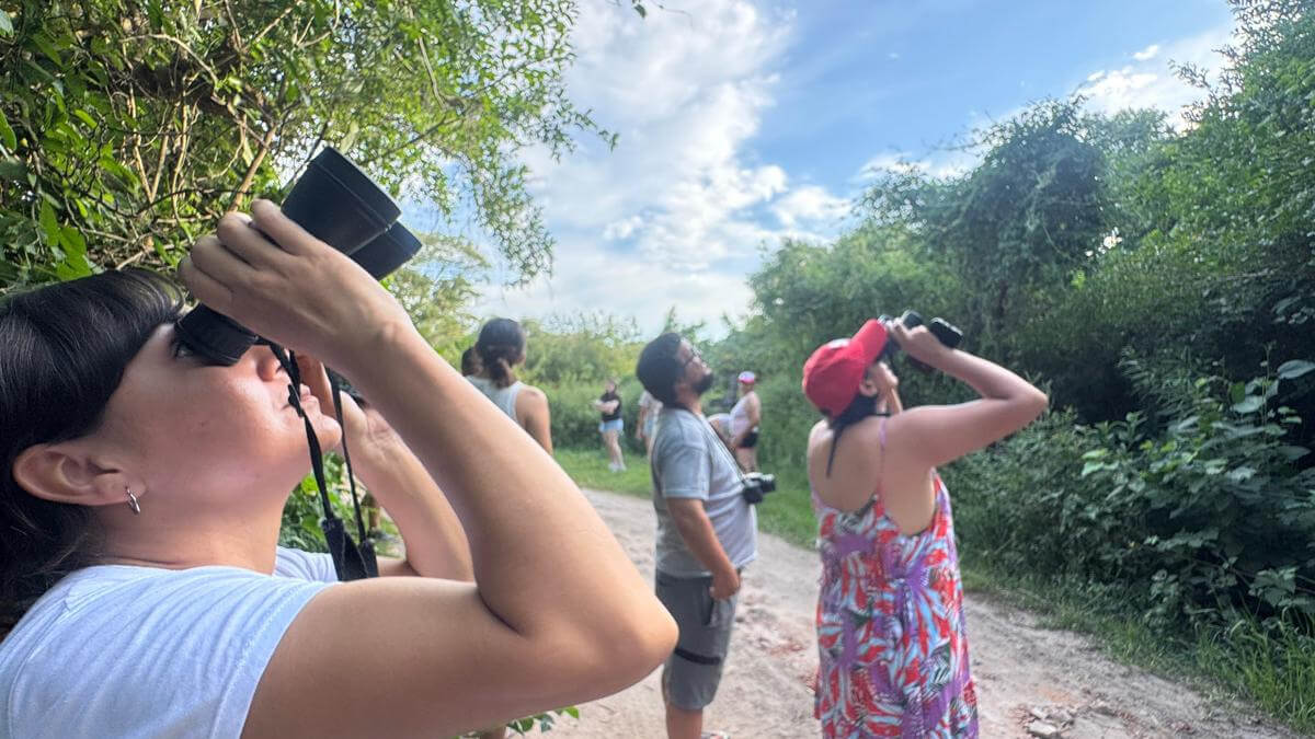Participantes en la caminata de avistaje de aves realizada en el humedal Jaaukanigás