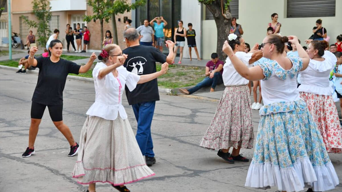 adolescentes del taller de danzas folkloricas realizando presentación en el Centro Cultural Municipal de Avellaneda