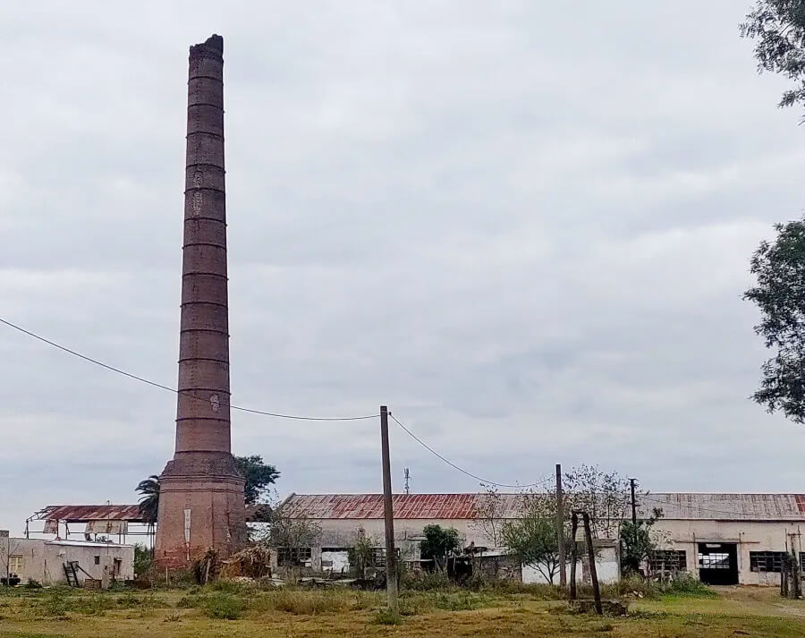 Chimenea histórica de la ex planta de tanino de La Gallareta, símbolo de la localidad